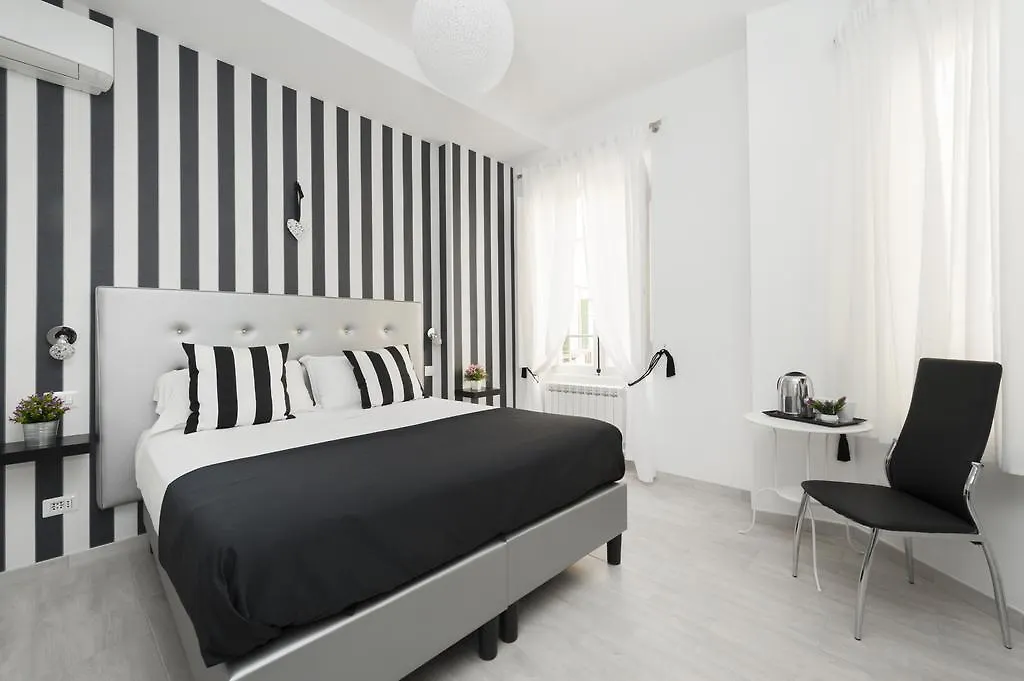 Black Rooms Colosseo Roma 0*,  İtalya